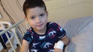 Família mobiliza doadores de medula óssea para ajudar criança de 5 anos com tumor