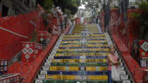 Tiroteio entre policiais e suspeitos assusta turistas próximos à Escadaria Selarón no RJ