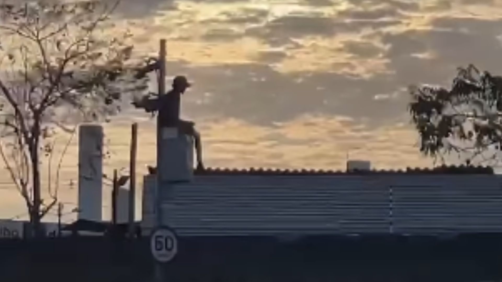 Como explicar? Homem surge sentado em radar e cena surpreende campo-grandenses