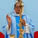 Sacerdote acalma fiéis durante tiroteio em celebração de missa na Bahia