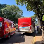 Pedestre se desequilibra e bate a cabeça em ônibus que estacionava na Afonso Pena