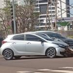 Carros colidem em cruzamento da Avenida João Arinos e afetam trânsito na região