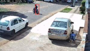 VÍDEO: Dupla rende motorista e rouba veículo carregado de mercadorias no Jardim Jacy