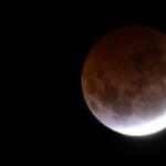 Às margens do Rio Sucuriú, três-lagoense registra imagens impressionantes do eclipse lunar
