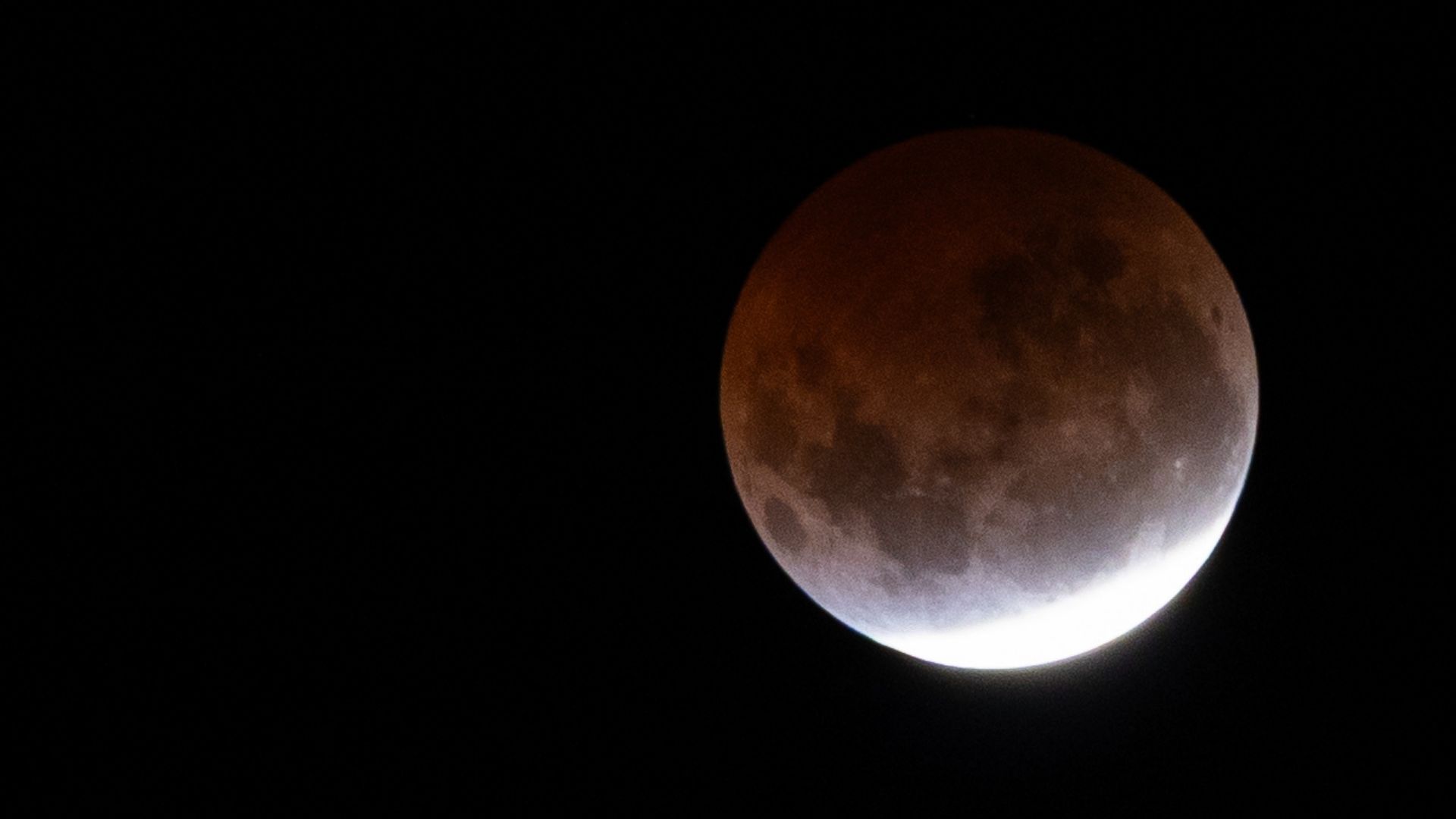 Às margens do Rio Sucuriú, três-lagoense registra imagens impressionantes do eclipse lunar