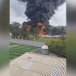 Incêndio de grandes proporções atinge fábrica de solventes na zona metropolitana de SP
