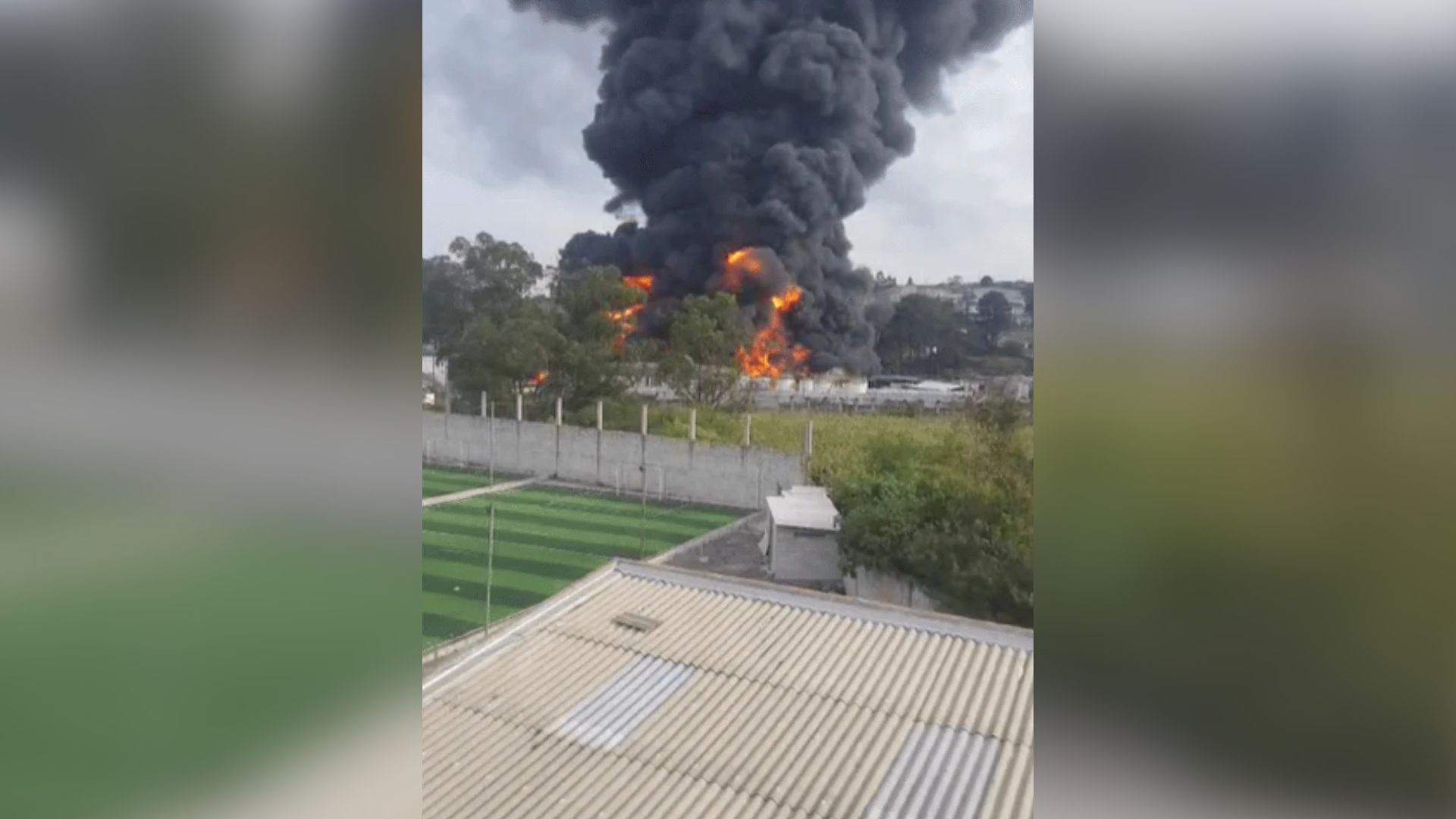 Incêndio de grandes proporções atinge fábrica de solventes na zona metropolitana de SP