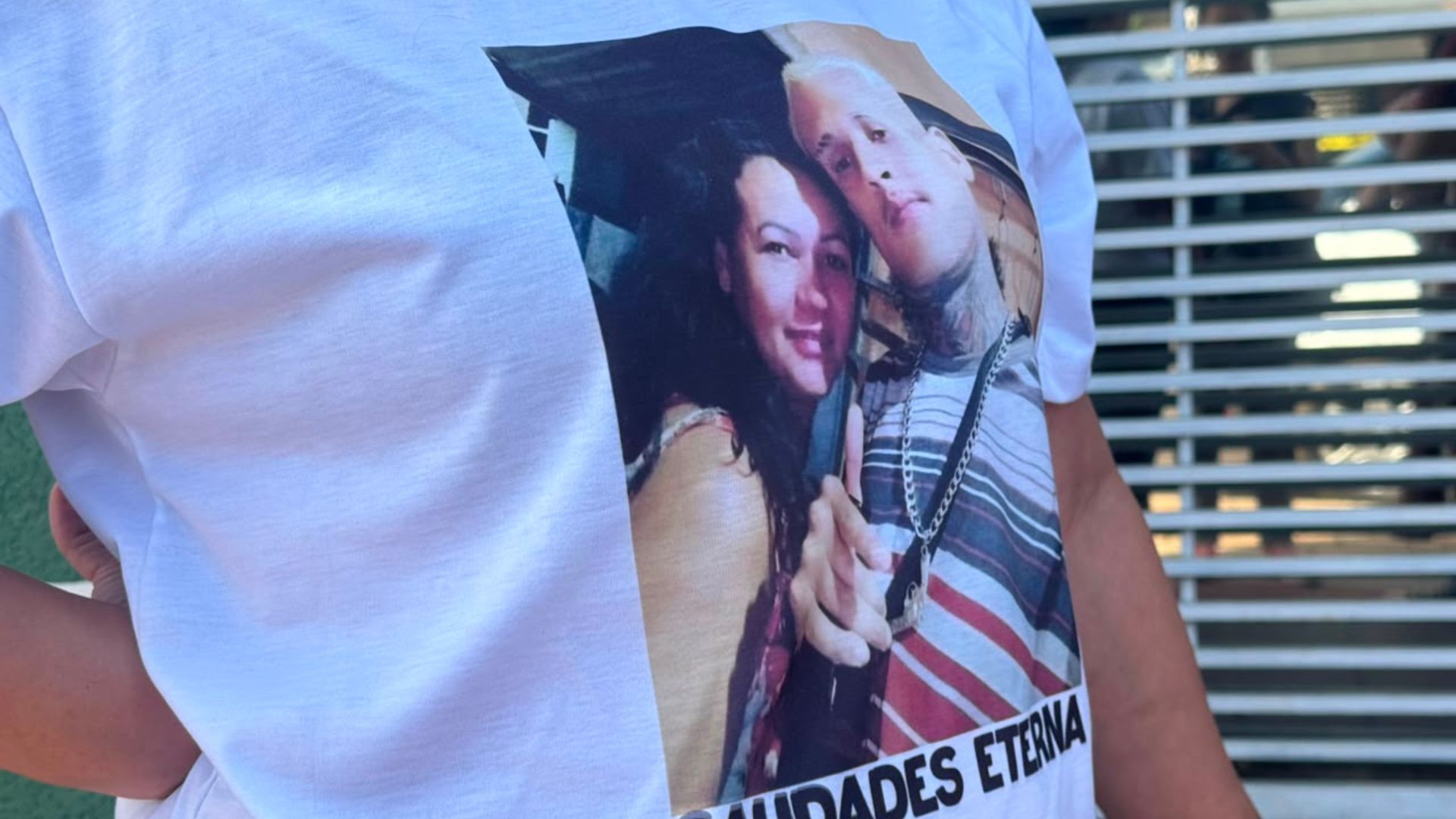 ‘Foi pra festa e não voltou mais’, desabafa mãe ao se despedir de jovem morto na Rua 14 de Julho