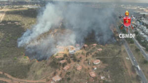 Incêndio destrói ocas indígenas e área equivalente e 40 campos de futebol no DF