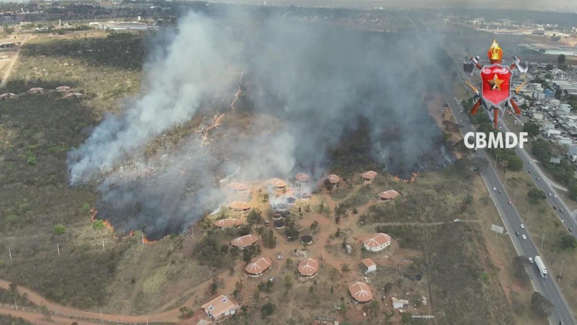 Incêndio destrói ocas indígenas e área equivalente e 40 campos de futebol no DF