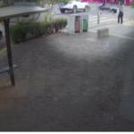 VÍDEO mostra caminhonete atingindo motociclista no semáforo em Campo Grande