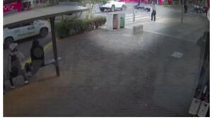 VÍDEO mostra caminhonete atingindo motociclista no semáforo em Campo Grande