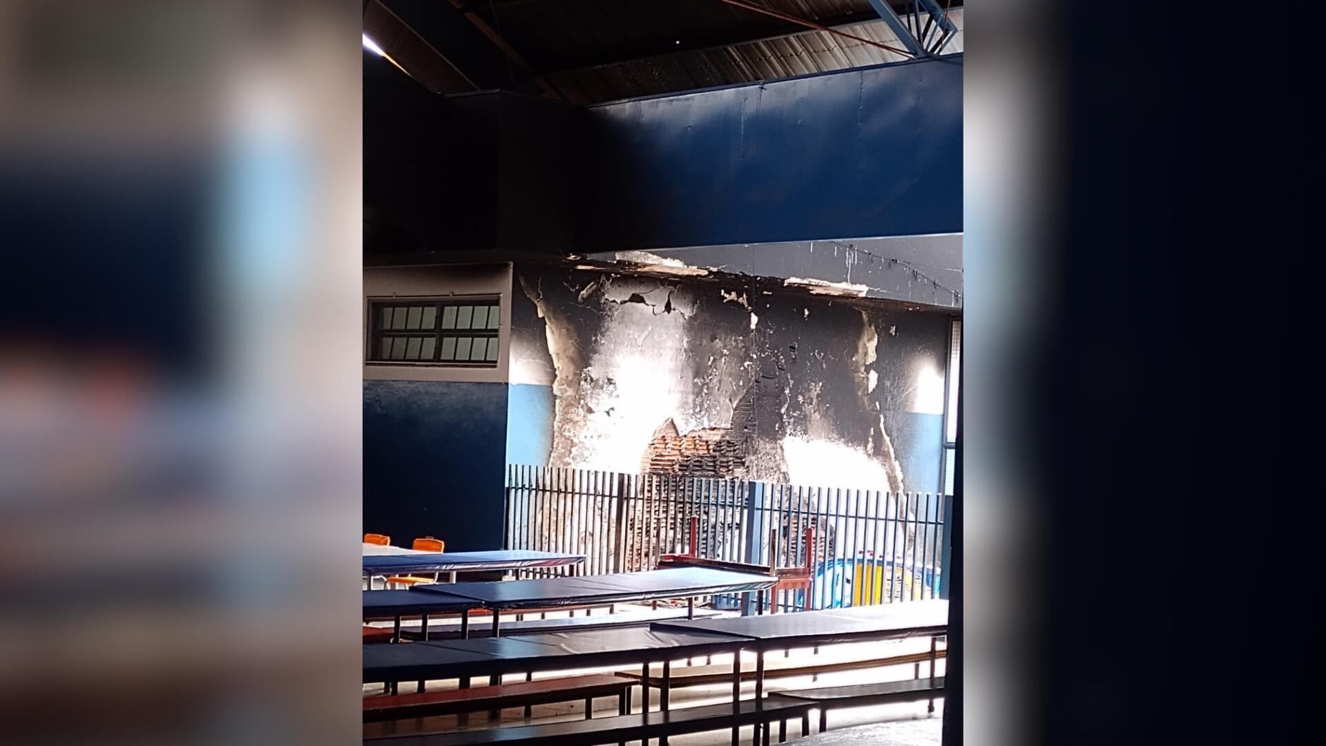 VÍDEO: Criminosos invadem Emei e colocam fogo em parquinho no Dom Antônio Barbosa