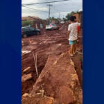 Chuva transforma ruas em atoleiros e deixa moradores ilhados na lama em Campo Grande