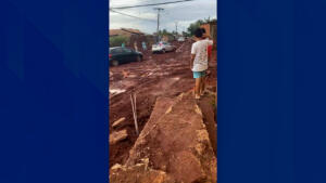 Chuva transforma ruas em atoleiros e deixa moradores ilhados na lama em Campo Grande