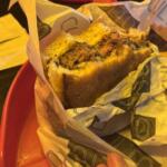 Comeria? Bar que serve hambúrguer em pá de lixo e pote de ração viraliza na web