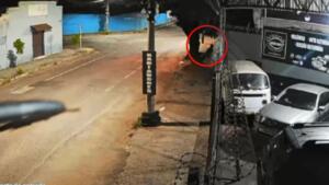 VÍDEO: Ladrão invade casa e mulher dá apoio do lado de fora durante furto no Amambaí