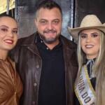 Rainha do Rodeio de Goiás vive relação a três com irmã gêmea e agricultor