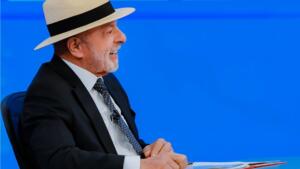 Lula diz que vai tirar Correios da crise e que não irá vender estatal