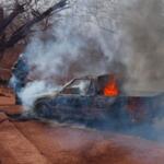 Picape fica destruída durante incêndio na BR-262 na região de Corumbá