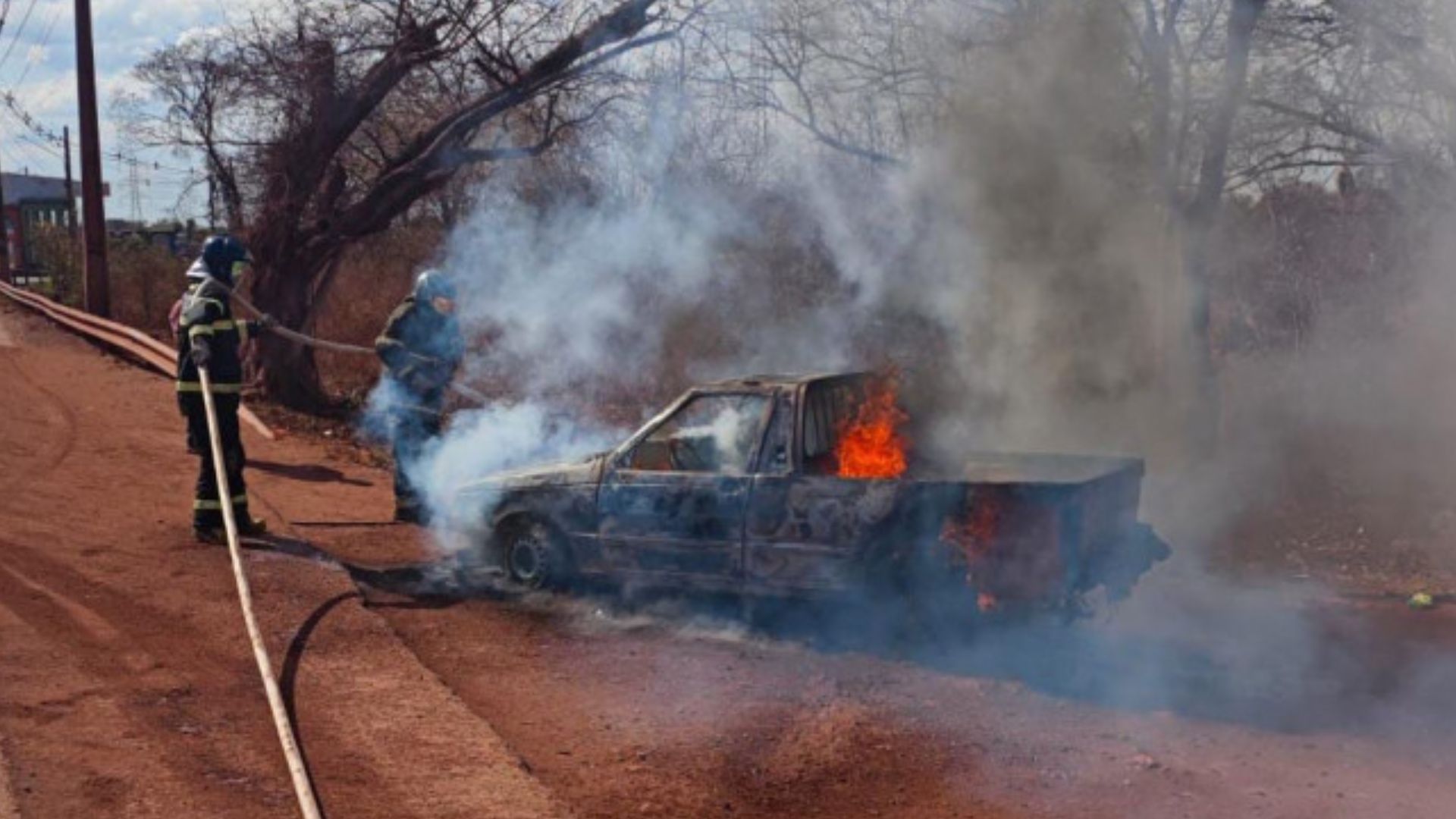 Picape fica destruída durante incêndio na BR-262 na região de Corumbá
