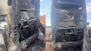 Passageiros continuam sob o sol quatro horas após ônibus pegar fogo na BR-163: ‘tem criança deitada no chão’