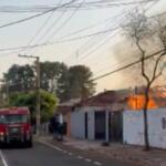 VÍDEO: Chamas foram vistas de longe em incêndio que destruiu casa na Rua dos Ferroviários