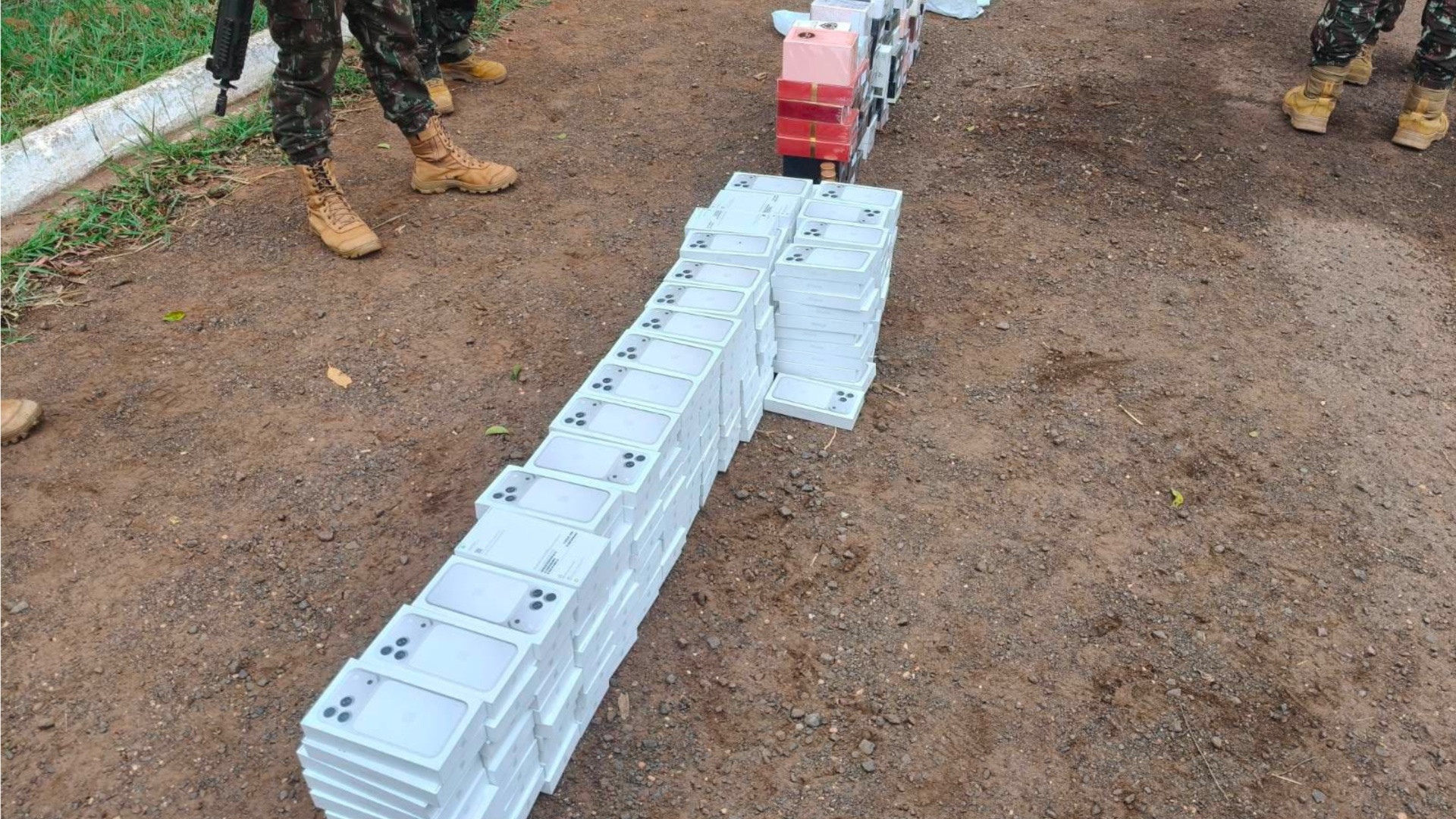 Policial militar é preso com mais de 200 iPhones contrabandeados na BR-463