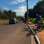 Motociclista ‘fura’ preferencial e provoca acidente com carros de aplicativo, em Campo Grande