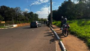 Motociclista de aplicativo ‘fura’ preferencial e provoca acidente com carro no São Francisco