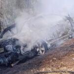 Acidente entre dois carros deixa 9 feridos e veículo incendiado na BR-262