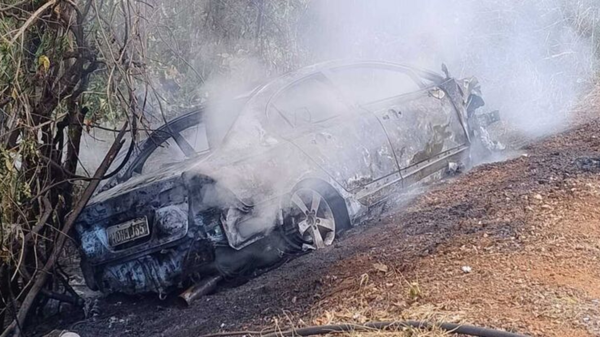 Acidente entre dois carros deixa 9 feridos e veículo incendiado na BR-262