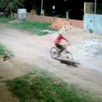 VÍDEO mostra homem fugindo de bicicleta após matar mulher com golpes de foice em Campo Grande
