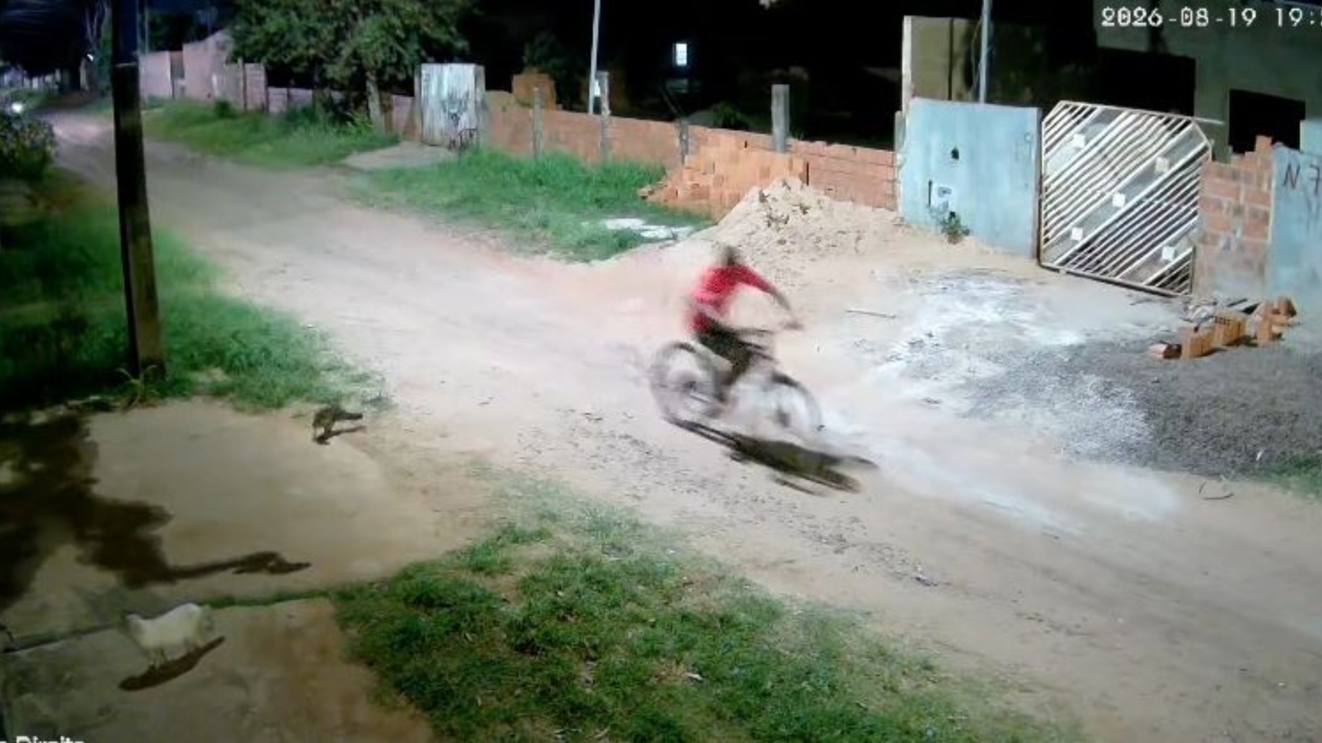 VÍDEO mostra homem fugindo de bicicleta após matar mulher com golpes de foice em Campo Grande