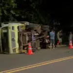 Caminhão-baú tomba após tentar desviar de caminhonete desgovernada no Estrela do Sul