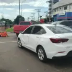 Motociclista invade faixa e acaba atingido por carro em cruzamento na Ernesto Geisel