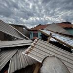 Telhado levado por vendaval cai em cima de casas e deixa prejuízo de R$ 60 mil no Estrela Park