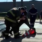 VÍDEO: Repórter da Record cai em bueiro durante reportagem ao vivo