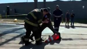 VÍDEO: Repórter da Record cai em bueiro durante reportagem ao vivo