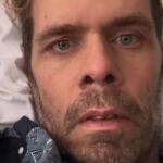 Perez Hilton é internado após se automutilar em transmissão ao vivo