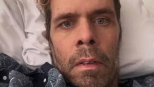 Perez Hilton é internado após se automutilar em transmissão ao vivo