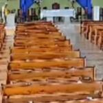 Homem entra em igreja, coloca raiz de mandioca em pia batismal e tenta agredir padre