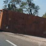Carregado com 47 toneladas de abudo, semirreboque tomba na BR-163 na região de Bandeirantes
