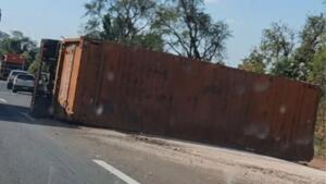 Carregado com 47 toneladas de abudo, semirreboque tomba na BR-163 na região de Bandeirantes