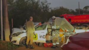 Motorista de aplicativo perde controle da direção e bate em poste na Avenida Thyrson de Almeida