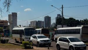 Ônibus com alunos de campeonato travam acesso a ruas no Jardim Autonomista