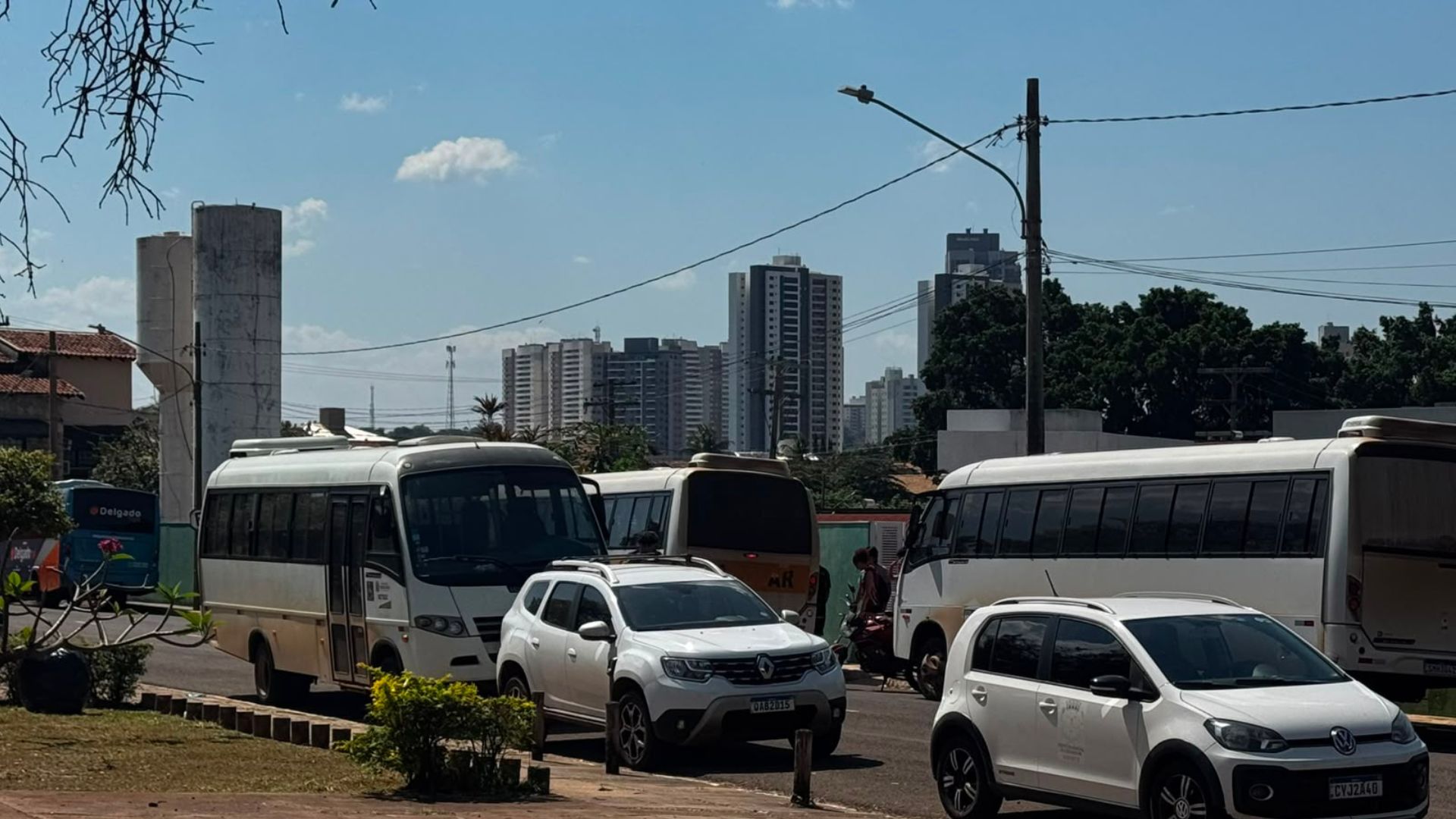 Ônibus com alunos de campeonato travam acesso a ruas no Jardim Autonomista