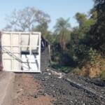 Desnível na BR-262 acaba com caminhão carregado de carvão tombado às margens da rodovia 