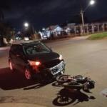 Carro passa a preferencial e motociclista sofre fratura exposta na Guaicurus