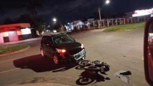 Carro passa a preferencial e motociclista sofre fratura exposta na Guaicurus